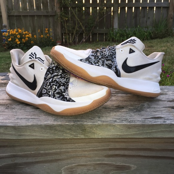 Kyrie 4 low white black - Picture 3 of 3
